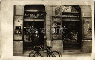 1926 Budapest I. Zlamal Lajos műszerész üzlete, megbízható varrógép raktár, kirakat a tulajdonossal, kerékpárral. Krisztina körút 151. photo (fa)