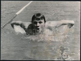 1973 Hargitay András (1956-) úszó, feliratozott sajtófotó, foltos, 18×24 cm
