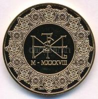 DN "SANCTUS STEPHANUS REX HUNGARORUM" aranyozott fém emlékérem, peremén sorszámozott. Szig...