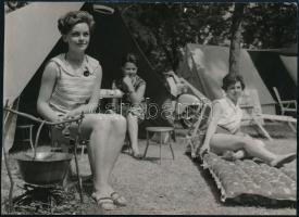 1961 Novotta Ferenc: Nyári piknik, pecséttel jelzett fotó, 13×18 cm