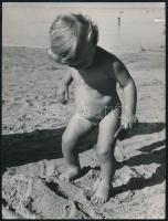 1968 Kisgyermek a homokban, jelzetlen fotó, 24×18 cm