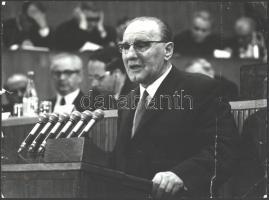 1970 Kádár János (1912-1989) beszédet mond, Vigovszki Ferenc pecséttel jelzett fotója, felületén törésnyomok, 22×30 cm