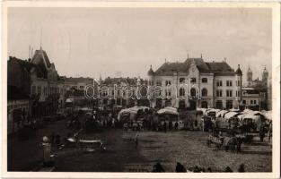 1938 Léva, Levice; A felszabadult Léva főtere. Üdvözöljük magyar testvéreinket. Fő tér, piaci árusok, autóbuszok, kerékpár, Trebitsch Ignác, Singer, Vámos, Borcsányi és Csernák, Pál, Holzmann üzlete, utcai benzintöltő állomás / main square after the entry of the Hungarian troops, market vendors, shops, gas station, petrol pump, autobuses, bicycle + 1938 Léva visszatért So. Stpl.