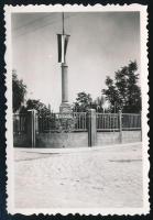 1938 Nagytétény, országzászló, hátoldalon feliratozott fotó, 9×6 cm
