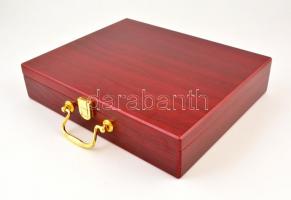 Otthoni golf szett, fa dobozban, újszerű állapotban, 27×33 cm