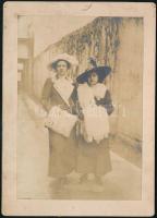 cca 1910 Kalapos hölgyek muffal, kartonra kasírozott fotó, 15,5×10,5 cm