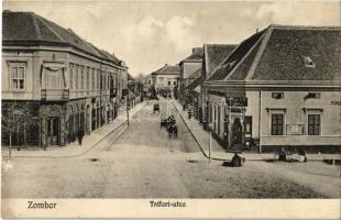 1913 Zombor, Sombor; Trefort utca, Gyógyszertár, Weidinger üzlete, piaci árusok. Kiadja Kaufmann Emil / street view, pharmacy, shops, market vendors (kissé ázott sarok / slightly wet corner)