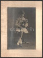 cca 1920-1930 Kislány macival, kartonra kasírozott fotó, karton sérült, 23×15 cm