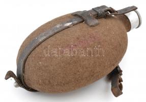 Régi katonai kulacs, a szíj hiányos, a fém rajta rozsdás, 21x14 cm
