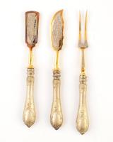 3 darabos ezüst nyelű aranyozott, gazdagon díszített étkészlet díszdobozban. Jelzett