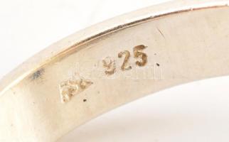 Ezüst(Ag) gyűrű borostyánnal, jelzett, méret: 53, bruttó: 5 g