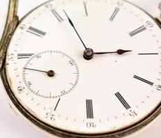 Ezüst (Ag.) zsebóra kulccsal, lánccal, jelzett, működik, bruttó 84,4 g