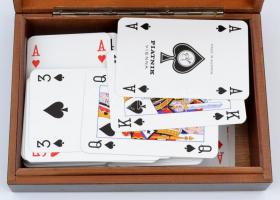 Fém rátétes kártyatartó doboz, 2 pakli újszerű Piatnik francia kártyával