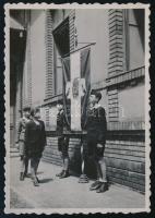cca 1930 Tiszteletadás és levente díszőrség az angyalos címeres zászló előtt, 8,5×6 cm
