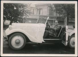 1935 Agárd, férfi a fehér Adler autóban, hátoldalon feliratozott fotó, 6×8 cm