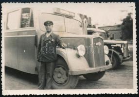 cca 1930 Soroksár-Győr menetrend szerinti autóbusz vezetőjével, fotó, 6×9 cm