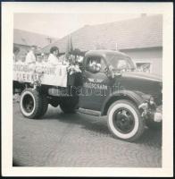 cca 1960 Legdrágább kincsünk a gyermek - autós felvonulás a békéscsabai 8-as TEFU teherautón ülőkkel, 7,5×7,5 cm