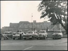 cca 1960 Budapest, Széchenyi tér, Lánchíd, parkoló autók a pesti oldalon, háttérben a még romos Budai Vár, fotó szép állapotban, 18×24 cm