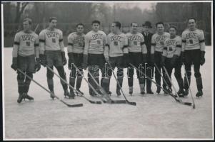 1941 A BBTE jégkorong bajnokcsapata, közte Rendi, Barcza dr., Miklós, Hárai, Szamosi, Pobuda Alfréd pecséttel jelzett fotója, szép állapotban, 11×17 cm