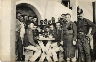Osztrák-magyar katonák ebédelnek az asztalnál / WWI Austro-Hungarian K.u.K. soldiers having lunch by the table. G.L.P. 497. (EK)