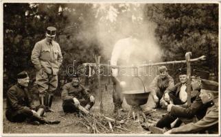 Tábori konyha, bográcsozó osztrák-magyar katonák / WWI Austro-Hungarian K.u.K. military, field kitchen, stewing pot. photo