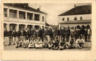 Eger, osztrák-magyar katonák a laktanya udvarán / Austro-Hungarian K.u.K. military, soldiers at the military barracks courtyard in Eger (fl)