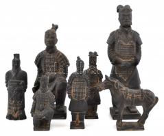 Kínai agyagkatonák és egy ló, múzeumi replika, kerámia, néhány jelzett, egy ragasztott fejjel, m: 11-28 cm, összesen: 7 db
