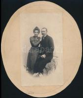 Darnay Kálmán (1864-1945) régész, muzeológus, író fényképe feleségével. 11x19 cm kartonon