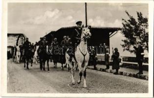 1938 Komárom, Komárnó; Vitéz Nagybányai Horthy Miklós bevonulása fehér lovon / entry of the Hungarian troops with Horthy