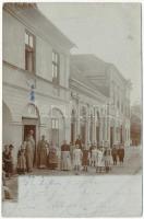 14 db RÉGI motívum képeslap kis albumban: saját kézzel rajzolt tábori posta, üdvözlőlapok, pár litho...