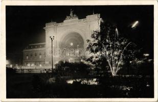Budapest VII. Keleti pályaudvar este kivilágítva