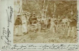 1901 Lábod, előkelő társaság tisztekkel a parkban. photo