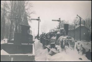 cca 1920-1930 Behavazott mozdonyok pályaudvaron, fotó, 16×23