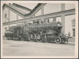 cca 1920-1930 Magyar Királyi Államvasutak 203.006 sorozatú mozdony pályaudvaron, fotó, 18×24 cm / locomotive, vintage photo