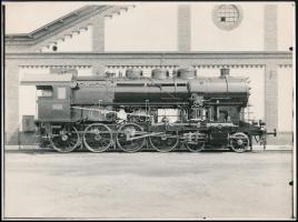 cca 1920-1930 Magyar Királyi Államvasutak 424.027 sorozatú mozdony, fotó, 18×24 cm / locomotive