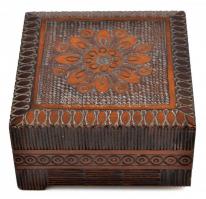 Díszes, faragott fa doboz, egy hiányzó lábbal, 12x12x7 cm