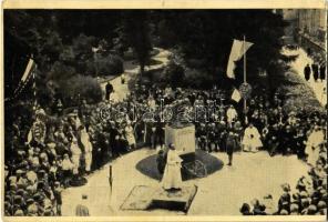 1933 Szombathely, Premontrei diákok hősi emlékművének avatási ünnepsége, Vadász Norbert ünnepi beszédet mond, leventék, cserkészek és katonák a tömegben. Alexy Béla felvétele (képeslapfüzetből)
