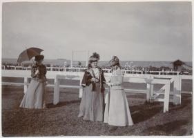 1908 Pozsony, Pressburg, Bratislava; Lóverseny tér, előkelő hölgyek / horse racing track, ladies. photo (non PC)