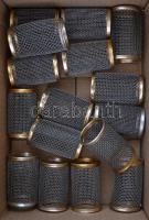 Fodrász kellékek, hajcsavarok, fésűk, csipeszek, kb 20 db