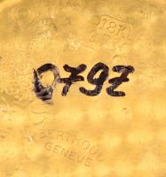 Universal (Au/18K) jelzett arany svájci karóra működő szerkezettel. Porvédőre ragasztott hátlappal, ...