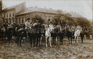 1913 Budapest, Gróf Marenzzi F. altábor, a honvéd főparancsnok helyettese a fegyvertárban szemlét tart, mögötte Lippner Károly ezredes és Paleta Jenő alezredes. Mizser István tizedes írása a hátoldalon / Count Marenzzi Lieutenant General with Colonel Lippner  and lieutenant-colonel Paleta. Corporal Mizser's letter on the backside. Schäffer Armin photo (EK)