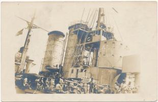 1917 Osztrák-magyar hadihajó fedélzete matrózokkal / WWI Austro-Hungarian Navy K.u.K. Kriegsmarine battleship's deck with mariners in Pola (Pula). photo