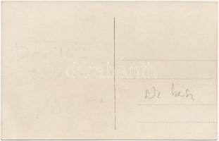 Matrózok egy osztrák-magyar hadihajó fedélzetén figyelik a csónakkal érkezőket, ütegek, oldalcsónako...