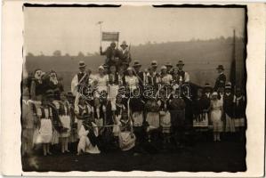 1934-1935 Tarcal, Szüreti ünnepség népviseletbe öltözött falubeliekkel. photo