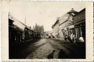 Bolyok (Ózd), Pipagyújtó, utca, H. Krausz Erzsi kalapszalonja, Klein Sámuel fűszerkereskedése, Klein István órás és ékszerész, trafik, garage, Vincze Géza úri divatszabó, villanyszerelő mester üzlete. photo