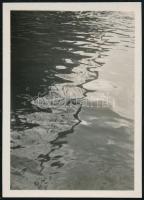 cca 1930 Kinszki Imre (1901-1945) budapesti fotóművész  jelzés nélküli vintage fotója (Hajókötél tükröződése), 6x4,3 cm