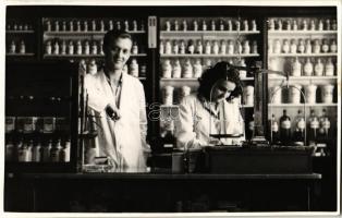 1943 Marosvásárhely, Targu Mures; Sas (Kovács) gyógyszertár, belső, Ifj. Kovács Andor és felesége Bányavölgyi Klára gyógyszerészek / Farmacie / pharmacy interior, owner pharmacists. photo