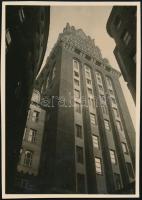 1931. január 15. Budapest épület, Kinszki Imre (1901-1945) budapesti fotóművész jelzés nélküli vintage alkotása, a szerző által feliratozva, ez a kép a szerző 830. számozott fényképe, 8,4x6 cm