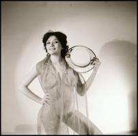 Különféle időpontokban, eltérő helyszíneken és több fotómodell közreműködésével készült 5 db vintage...