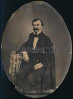 cca 1868 Műtermi fotó jelzés nélkül, a kabinet fotó oválisra vágva (vélhetően kerethez igazítva), sérült, 16x12 cm